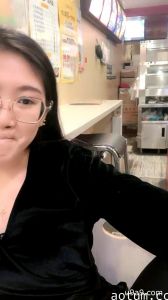 炸鸡店骚老板娘厨房偷欢！狼友远程指挥揉豪乳掰嫩穴，脱裤露逼求围观调教