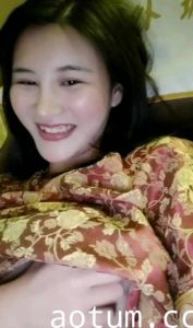 甜美新人萌妹子第六弹！足疗店勾引男技师，边聊骚边漏奶自慰～
