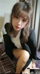 超美小女巫露娜土豪定制私拍流出OL装黑丝露毛字裤闪露阴唇.
