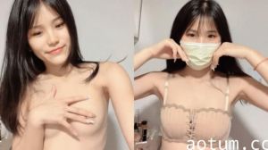 年轻少女姨妈未停就伸小舌舔假屌，震动棒摩擦粉嫩蜜穴浪叫呻吟满脸春情