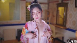 日系樱花妹真空上阵！风情万种全裸拍摄，蜜桃臀颤抖敏感带全解禁