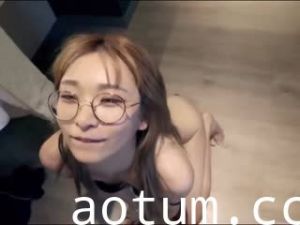 性感的黄毛眼镜骚妹海报