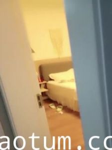 骚姐姐观战妹妹的性福生活，掰开骚逼给小哥舔，口交大鸡巴舔蛋蛋