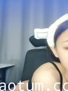#直播_外表清纯乖巧妹妹！娇小身材贫乳！翘起美臀看美穴，掰开特写手指插入