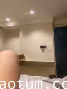 2#带着情趣手铐操逼，骑乘位深插骚穴，张开双腿一顿输出