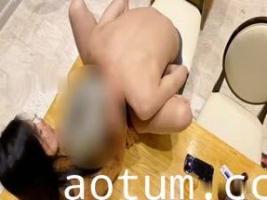 巨乳美臀小美女勾引男友的哥们偷情做爱_被大屌架在桌子上怼着爆操一顿干