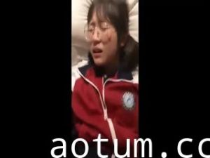 【网曝热门事件_制服萝莉】河南实验中学眼镜萝莉史上最全性爱甄选，吃鸡啪啪高手全能，制服啪啪