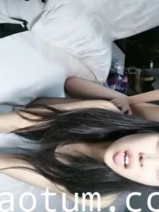 2#炮机大黑牛伺候小少妇蒙上眼睛自慰_，穿上开档黑丝口交_，翘起极品美臀对着镜头_，扶腰后入操的直叫受不了