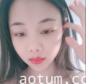 大过年了也不忘记赚外快卧室中和娇小老婆口交打飞机玩穴啪啪后入女上位摇起来