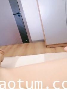 苗窕骚货道具自慰,宠物一旁看的也想干2