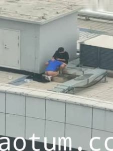 小情侣寻刺激跑天台啪啪