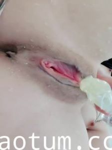 对着镜子疯狂自慰！假屌爆插骚逼，爽的淫水直流