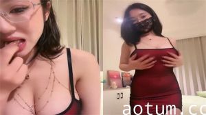 丰满巨乳女神裹性感吊带丝袜，湿身诱惑撩到你腿软