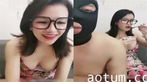 黑框眼镜风骚御姐家居诱惑，被大哥干到高潮迭起
