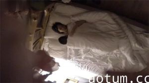 不良酒店偷拍实录：清纯鲜嫩学妹与巨根男友开房激情爱爱