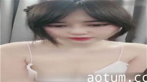 18岁嫩妹惨遭渣男玩弄感情，宿舍寂寞自慰泄愤高潮！