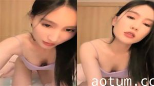 白丝苗条大奶痴女，淫声浪语撩骚互动，近拍道具玩弄骚穴