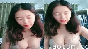 炮友无套狂插美女，内射白浆喷涌而出！