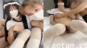 白丝运动服骚货被两狼友轮番爆操高潮连连