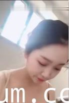 20岁刚娶绝美嫩妻新婚夜惊喜 外出大胆露出美乳 回家黑丝足交侍奉 人妻の诱惑