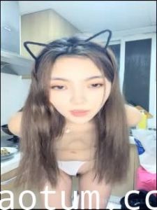 贤惠大方美少妇居家果体下厨做饭.