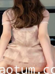 苗条美女骑在上面扭动海报