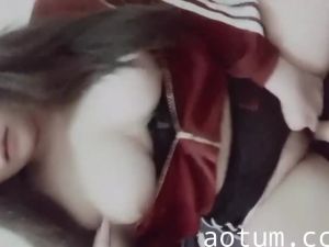爆乳把运动服撑开了