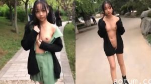 最近网络疯传红人浆果儿,人来人往公园露出口交的...