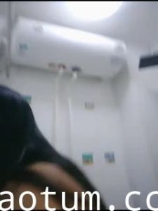 清纯文静少女！坐在马桶上插穴！道具璃棒进进出出，表情一脸享受，骚穴淫水流出海报