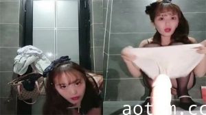 黑丝美腿贫乳欲女|高跟鞋 情趣装公共厕所自慰 娇喘连连道具调教骚穴实录