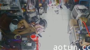 【黑客偷拍】维修店夫妻看店激情野战！监控实录高潮连连