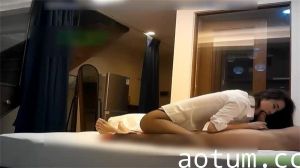 黑丝OL大长腿开档丝袜诱惑难挡，美女欲火焚身让人欲罢不能！