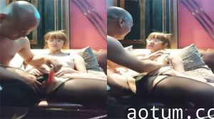 黑丝巨乳眼镜淫娃包间遭两猛男3P狂插激战