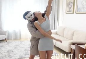 极品骚货女房东灵灵饥渴难耐，扒光衣服求租客狂插猛干！