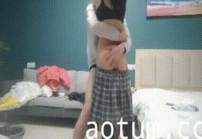 巨乳美女我下面浅上位顶到小肚子会痛不要射里面射的时候我拔出来身材高挑前凸后翘控制不住最后还是被小哥内射了海报