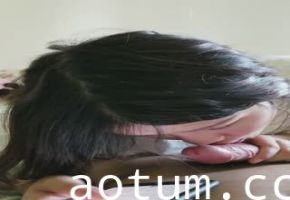女友边吃边玩手机