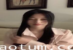 颜值区女神！外表文静很漂亮！给大家小露一波，撩起衣服贫乳，换装衬衣，半脱下内裤性感美臀海报