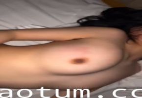 04年小MM，童颜巨乳，这天然的胶原蛋白乳房手感棒极了，小穴水多多，真是极品的学生妹，轻轻就滑进去啦！