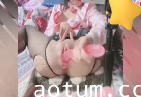 超级粉嫩小鹿酱自慰喷水极品白虎