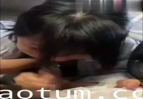 4s店女销,售看到有,购买意向的,异性就会,以试驾,为由，半路为,顾客提,供买一,送一的优,惠服務