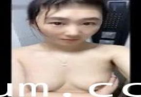 艺校毕业巨乳嫩模自慰视频私密流出！白嫩巨乳自摸呻吟，高潮喷水诱惑十足！