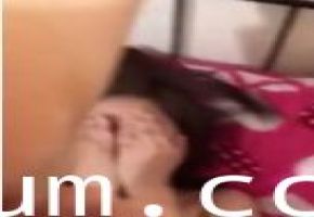 单身小妹难挡无套巨屌抽插，被干得欲罢不能