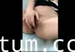 欲求不满的极品妹子，被射了一脸浓精