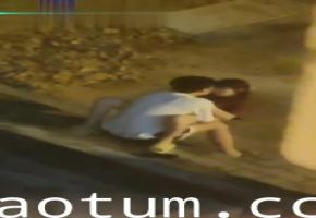 小情侣校园路灯下台阶户外活动，被女生宿舍全程拍下还带解说