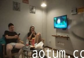 小胖哥酒店调教离异女同事！湿身少妇骚穴饥渴 各种姿势猛操仍喂不饱