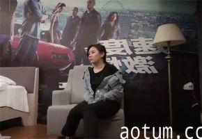 牛仔辣妹沙发上激情扣弄，小哥爽翻天海报