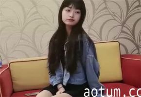 眼镜探花约炮清纯苗条嫩妹，狂操嫩穴内射满满！