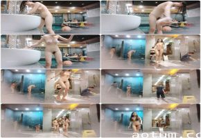 澡堂员工偷拍丰满少妇沐浴湿身，私密偷窥刺激无限