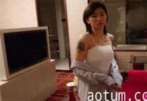 约炮高手胖Tiger实战21岁高冷刺青女大学生！一镜到底全程露脸，从床上激情到地板再战沙发，最终口内爆发，火辣对话超刺激，4K超清画质！