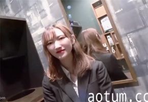 制服未脱甜美邻家妹，粉嫩一线天紧致包裹，插入瞬间呻吟不断！